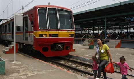 Penumpang turun dari kereta di Stasiun Manggarai, Jakarta, Senin (17/9). PT. KAI berencana menaikkan tarif KRL commuterline Jabodetabek sebesar Rp.2000 per 1 Oktober 2012 mendatang, untuk meningkatkan pelayanan terhadap pengguna angkutan tersebut.