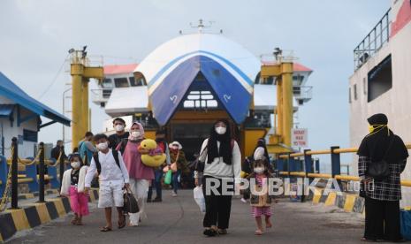 Penumpang turun dari KMP Bahtera Nusantara 01 di Pelabuhan Penyebrangan Tanjung Uban, Kepulauan Riau.  Ketua Harian Satgas Covid-19 Provinsi Kepulauan Riau (Kepri) TS Arif Fadillah meminta pelabuhan di daerah itu menyiapkan sentra vaksinasi untuk calon penumpang. Arif di Tanjungpinang, Sabtu, menyebut dengan pelayanan di Pelabuhan maka masyarakat dapat divaksin sambil menunggu jadwal keberangkatan kapal.