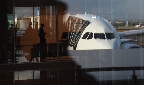 Penumpang turun dari pesawat komersial di Bandara Internasional I Gusti Ngurah Rai, Denpasar, Bali (ilustrasi). Setiap orang yang masuk ke Bali melalui Bandara I Gusti Ngurah Rai dan Pelabuhan Benoa wajib menjalani tes dengan pengambilan spesimen swab.