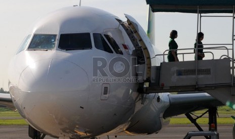  Kru maskapai Citilink turun dari pesawat usai mendarat di landasan Bandara Halim Perdanakusuma, Jakarta, Jumat (10/1).   (Republika/Aditya Pradana Putra)