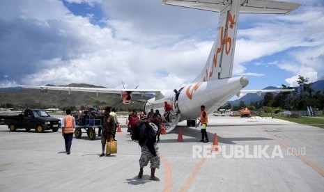 Penumpang turun dari pesawat maskapai penerbangan Wings Air dari Jayapura di Bandar Udara Wamena, Papua, Selasa (8/10/2019).