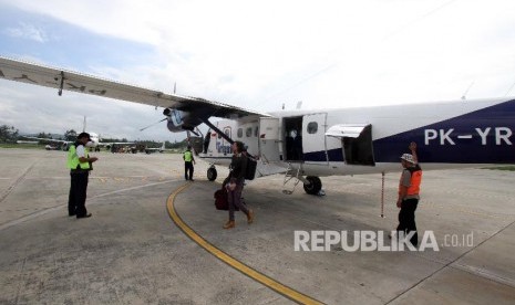 Penumpang turun dari pesawat perintis di Bandara Sentani, Jayapura, Papua (ilustrasi)