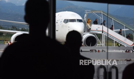 Penumpang turun dari pesawat saat tiba di Bandara Mutiara SIS Al Jufri Palu, Sulawesi Tengah.