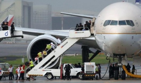 Penumpang turun dari pesawat Saudi Arabian Airlines 