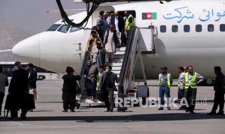  Penumpang turun ketika mereka tiba dari Kandahar, di Bandara Internasional Hamid Karzai di Kabul, Afghanistan, Ahad (5/9). Beberapa penerbangan domestik telah dilanjutkan di bandara Kabul, dengan Maskapai Penerbangan Ariana Afghan yang dikelola negara mengoperasikan penerbangan ke tiga provinsi. 