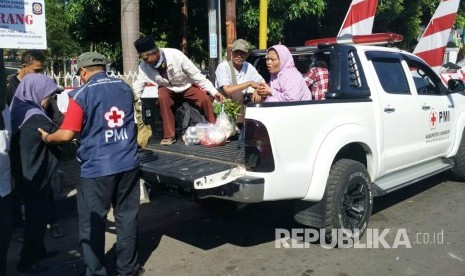  Penumpang yang terlantar akibat aksi mogok angkot di Kota Sukabumi diangkut oleh mobil Palang Merah Indonesia (PMI) di Jl Ahmad Yani, Kota Sukabumi Selasa (1/8).