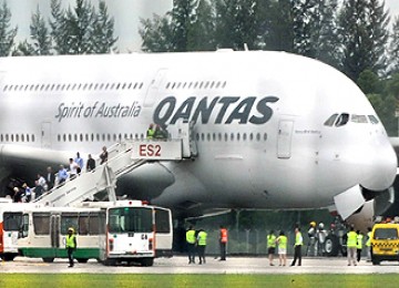 Penumpang pesawat Qantas dievakuasi setelah pendaratan darurat di Singapura