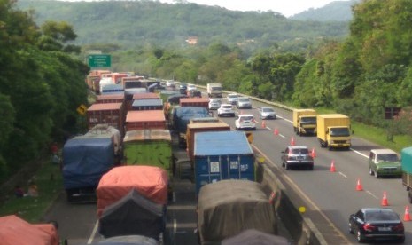 Penumpukan kendaraan di Tol Cipularang kilometer 78. PT Jasa Marga berencana akan melakukan penyesuaian tarif untuk ruas jalan Tol Cikampek-Purwakarta-Padalarang (Cipularang) dan Padalarang-Cileunyi (Padaleunyi) pada 5 Juni 2023 mendatang.