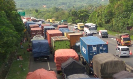 Penumpukan kendaraan di Tol Cipularang kilometer 78, Rabu (28/12). Kemacetan terjadi pascapangalihan arus penutupan jembatan Cisomang.