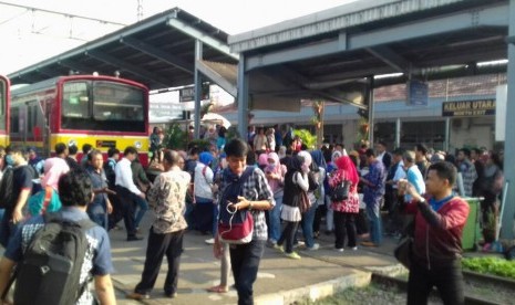 Penumpukan penumpang di Stasiun Bekasi saat terjadinya kebakaran di Stasiun Klender.