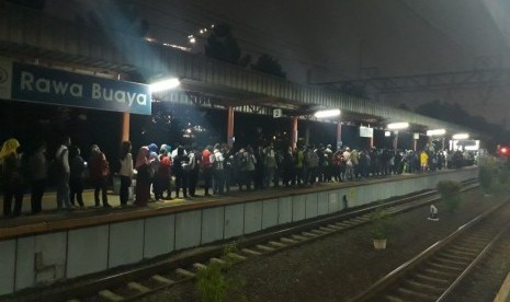 Penumpukan penumpang di Stasiun Rawa Buaya akibat gangguan KRL jalur Tangerang-Duri, Jumat (10/11)