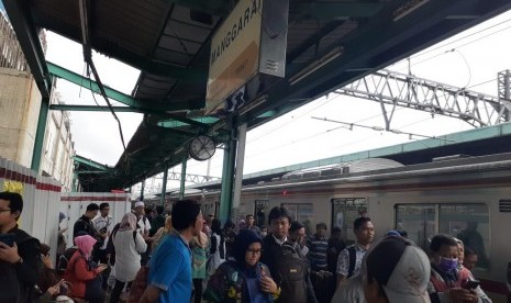 Penumpukan penumpang KRL terjadi di Stasiun Manggarai,  Jakarta, Selasa (25/2) pagi imbas terganggunya sejumlah perjalanan KRL karena genangan banjir.