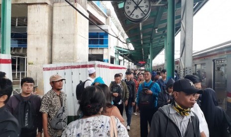 Sejumlah KA Tujuan Semarang Terganggu Banjir Jakarta. Penumpukan penumpang KRL terjadi di Stasiun Manggarai,  Jakarta, Selasa (25/2) pagi imbas terganggunya sejumlah perjalanan KRL karena genangan banjir.