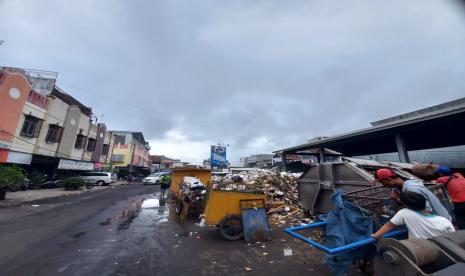 Penumpukan sampah terjadi di sejumlah TPS Kota Tasikmalaya, Kamis (6/10/2022) siang. Penumpukan itu diakibatkan terdapat masalah di TPA Ciangir, sehingga sampah di TPS tak terangkut dengan normal. 