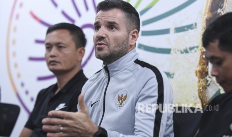 Penunjukan Asisten Pelatih Timnas. Pelatih Timnas Indonesia Simon McMenemy (tengah) didampingi asisten pelatih timnas Yeyen Tumena (kiri) dan Joko Susilo (kanan) memberikan keterangan saat konferensi pers di kantor PSSI, FX Senayan, Senin (25/2/2019).