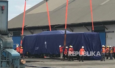 Penurunan trainset kereta LRT dari atas kapal LCT  Maritindo Perkasa 2 yang tiba  di pelabuhan Boombaru Palembang, Rabu (11/4) setelah sebelumnya berangkat dari pelabuhan Tanjung Priok, Jakarta. 