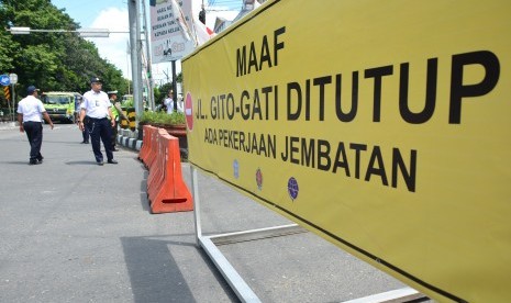 Penutupan Jalan Gito-Gati di Simpang Denggung.