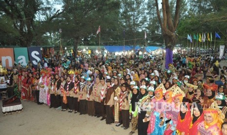 Penutupan Perkemahan Pramuka Putri Tingkat Nasional (Perkempinas) III di Bumi Perkemahan Pantai Manggar Balikpapan, Kalimantan Timur pada Kamis (23/11) malam.