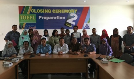 Penutupan program pelatihan TOEFL tahap kedua  untuk para dosen dan tenaga kependidikan PoliMedia.