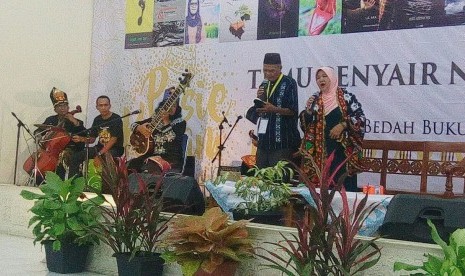 Penyair LK Ara dan Hidayah membaca puisi di acara Temu Penyair Nusantara 2016, Meulaboh.