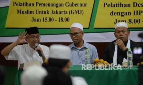 Penyair Taufiq Ismail (kiri), Buni Yani (tengah), dan Sekjen Forum Umat Islam (FUI) MUhammad Al Khaththah menjadi pembicara dalam diskusi (Ilustrasi)