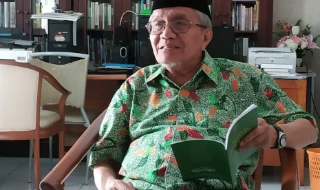 Penyair Taufiq Ismail saat berbincang dengan Republika di rumahnya, Jalan Utan Kayu Raya, Jakarta, Rabu (24/4).