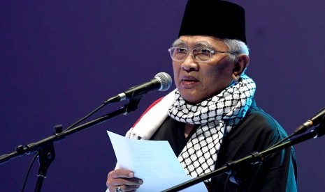 Penyair yang juga pengasuh Pondok Pesantren Raudhatut Thalibin Leteh Rembang, Jateng, KH Mustofa Bisri (Gus Mus) membacakan puisi saat acara 'Doa untuk Palestina' di Taman Ismail Marzuki (TIM) Jakarta, Kamis (24/8).