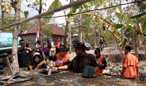 Penyaluran air bersih di Desa Tawang dan Desa Jatingarang, Kecamatan Weru, Kabupaten Sukoharjo, pada Ahad (27/8/2023).