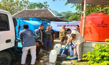 Penyaluran air bersih di Sragen, Jumat (25/8/2023).