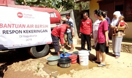 Penyaluran air bersih oleh PKPU.