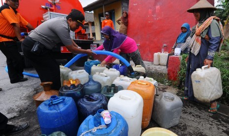 Penyaluran bantuan air bersih.