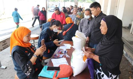 Penyaluran bantuan cadangan pangan beras bagi KPM