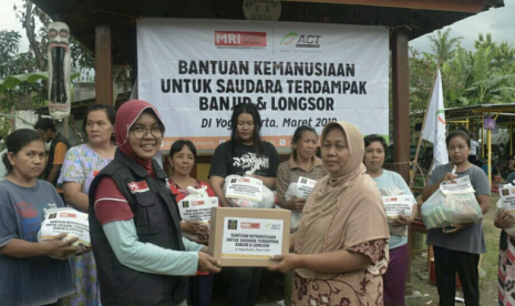 Penyaluran bantuan sembako kepada para terdampak banjir di Desa  Imogiri, Kecamatan Imogiri, Kabupaten Bantul, DIY, Selasa (26/3). 