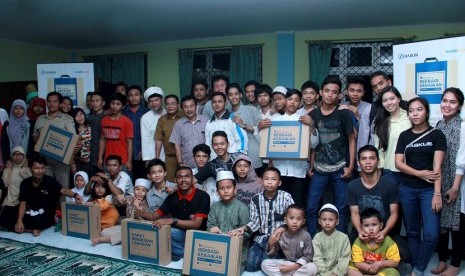 Penyaluran bingkisan lebaran dalam program 'Hikmah Puasa 2015-Berbagi Kebaikan'