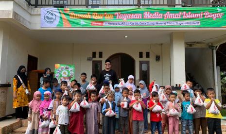  Penyaluran daging kurban kepada para santri penghapal Alquran, anak yatim, dhuafa dan janda jompo dilakukan  Yayasan Media Amal Islami (MAI). 