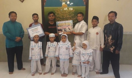 Penyaluran dana bantuan untuk warga Muslim Rohingya oleh LPII Nurul Musthofa.