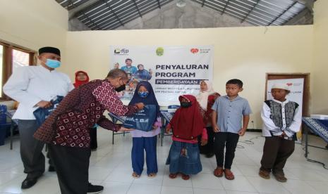   Penyaluran dana zakat, infak, dan sedekah karyawan KPP Pratama Bantul melalui Rumah Zakat DIY.