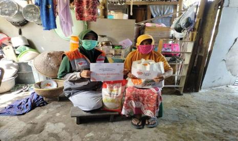 Penyaluran demi penyaluran terus dilakukan oleh Rumah Zakat untuk mewujudkan kebahagiaan bagi masyarakat. Di Ramadhan kali ini, melalui berbagai programnya Rumah Zakat terus menyalurkan bantuan salah satunya program Janda Berdaya (JB).