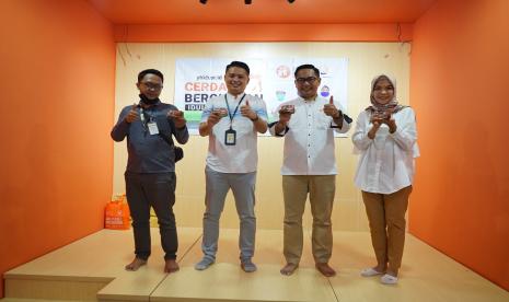 Penyaluran hewan kurban dari bank Maybank Syariah kepada masyarakat di 15 cabang Maybank Syariah melalui Yayasan Bangun Kecerdasan Bangsa (YBKB), Jumat (8/7). 