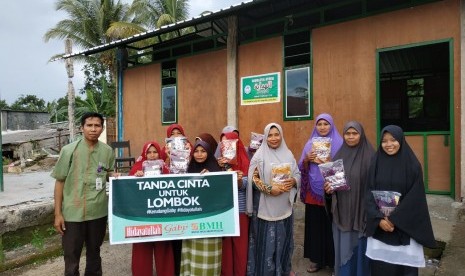 Penyaluran jilbab Gaby  oleh BMH  dan Majalah Suara Hidayatullah di Lombok Utara.