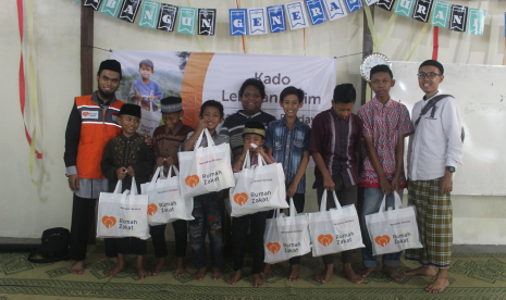 Penyaluran Kado Lebaran Yatim (KLY) dari Rumah Zakat kepada anak-anak penghafal Alquran di Pondok Pesantren Rumah Sajada di Kabupaten Sleman, Sabtu (11/5). 