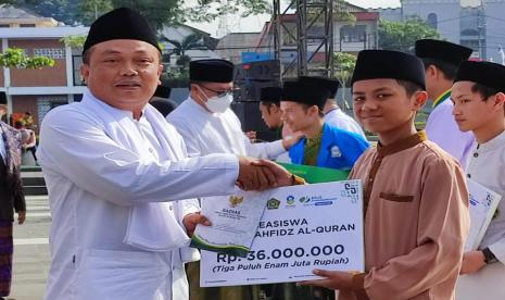 Penyaluran program Beasiswa Tahfidz yang digulirkan Badan Amil Zakat Nasional (Baznas) Kota Sukabumi, (ilustrasi). Badan Amil Zakat Nasional (Baznas) Kota Sukabumi mengalami kenaikan penghimpunan dana zakat dan infak, pada 2022 lalu.