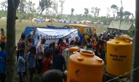 Penyaluran program sedekah air BMH di Jatim.