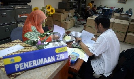 Penyaluran zakat, infaq, shadaqah non cash di kantor BAZIS DKI Jakarta. 