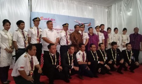 Penyambutan dan apresiasi terhadap 18 awak pesawat Batik Air Airbus 330-300 CEO yang telah melakukan penjemputan WNI di Wuhan, Cina beberapa waktu lalu. Kegiatan ini dilakukan di Lion Air Simulator, Jalan Trikora, Cipinang, Jakarta Timur, Sabtu (15/2). 