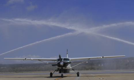 Penyambutan kedatangan pesawat jenis Cessna 208 setibanya di Bandara El Tari Kupang, NTT, Jumat (17/9/2022). AP II menyiapkan Bandara El Tari sebagai salah satu lokasi parking stand untuk keperluan KTT ASEAN.