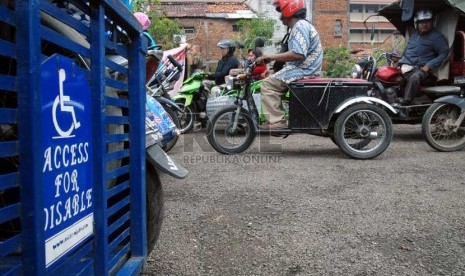   Penyandang difabel mengikuti ujian pengambilan SIM D di Satpas SIM, Daan Mogot, Jakarta Barat, Senin (11/2).  (Republika/Agung Fatma Putra)