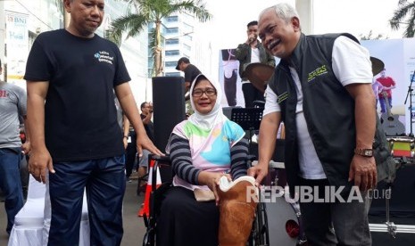 Penyandang difabel Wiwin Harsini menerima bantuan kaki palsu dari Hijaberlari, Ahad (29/4).