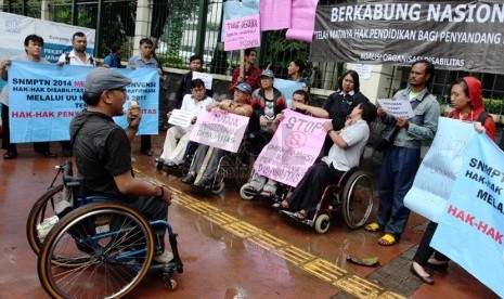 Penyandang disabilitas berunjuk rasa di depan gedung Kementerian Pendidikan dan Kebudayaan, Jakarta Pusat, Rabu (12/3). (Republika/Yasin Habibi)