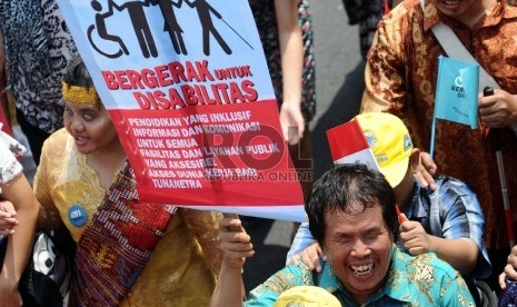 Penyandang disabilitas dari berbagai elemen melakukan aksi longmarch saat melakukan aksi damai di Jalan Thamrin, Jakarta, Selasa (18/8).   (RepublikaTahta Aidilla)